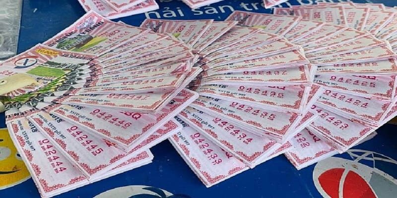 Người trúng số nhận thưởng tại đại lý